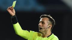 Referee Piero Maza